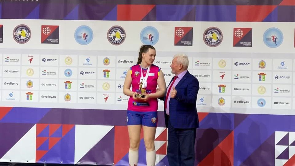 Связь поколений: ветераны спорта наградили лучших игроков тура