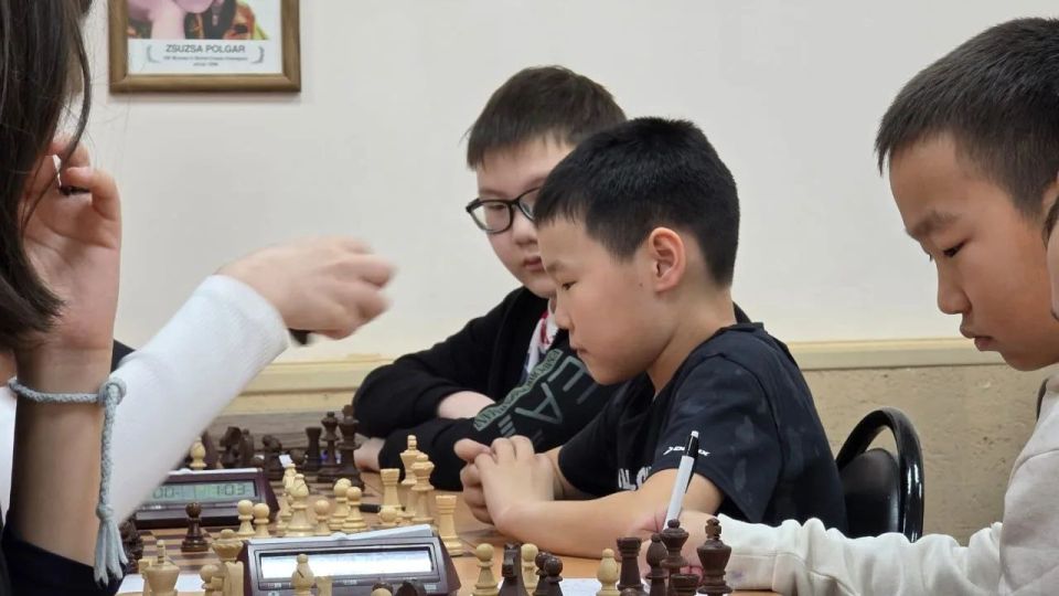 Сегодня в БУ ДО РК «РСШ по шахматам» Калмыкии начались интеллектуальные сражения среди школьных команд