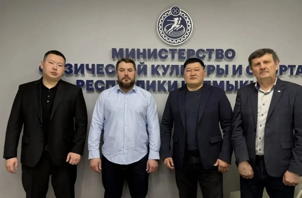 Сегодня министр физической культуры и спорта Республики Калмыкия Константин Батыров официально представил исполняющего обязанности директора БУ РК «РЦСП» (Ойрат-Арена) Дениса Пенкина