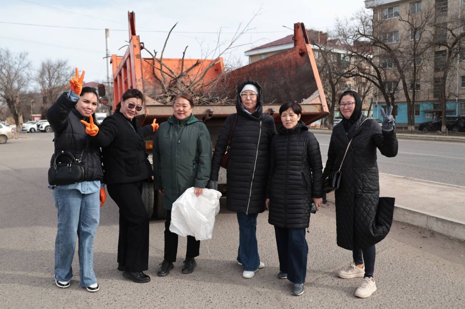 Сегодня сотрудники министерства физической культуры и спорта Республики Калмыки, а также подведомственных учреждений приняли участие в субботнике