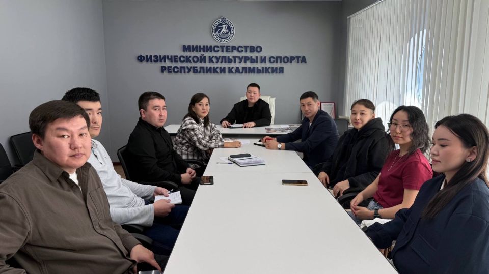 В министерстве физической культуры и спорта Республики Калмыкия под председательством советника министра Шорвы Гиндеева состоялась рабочая встреча с представителями женской футбольной лиги