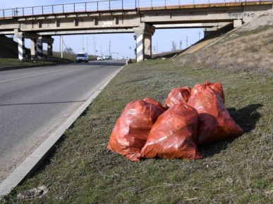 Чистота начинается с нас!. В Элисте стартовал сезон субботников — в преддверии Фестиваль тюльпанов сотрудники городской администрации и подведомственных учреждений вышли на уборку столицы