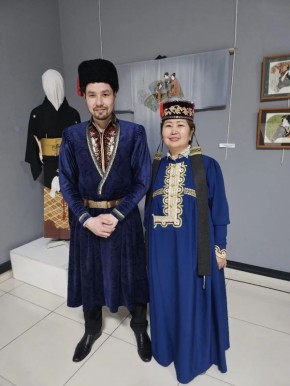 В рамках этнопоказа конкурса «Мисс и Миссис Азия России» свою коллекцию представляет закройщик-модельер из Калмыкии Зинаида Четырева