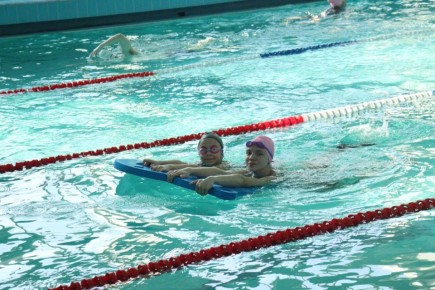 Группа юных спортсменов из Антрацита под руководством тренера БУ ДО РК «РСАШ ПР» Кермен Борисовны Куркусовой осваивает азы плавания в бассейне «ДДТ»