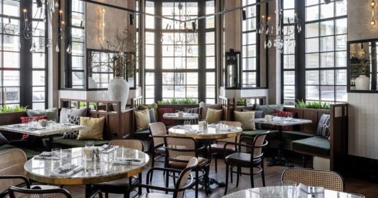 Как рестораны создают идеальную атмосферу: влияние музыки, запахов и света на ваш выбор