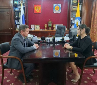 Председатель Народного Хурала (Парламента) Республики Калмыкия Артем Михайлов провел рабочую встречу с членом Палаты молодых законодателей при Совете Федерации ФС РФ Юлией Болдыревой