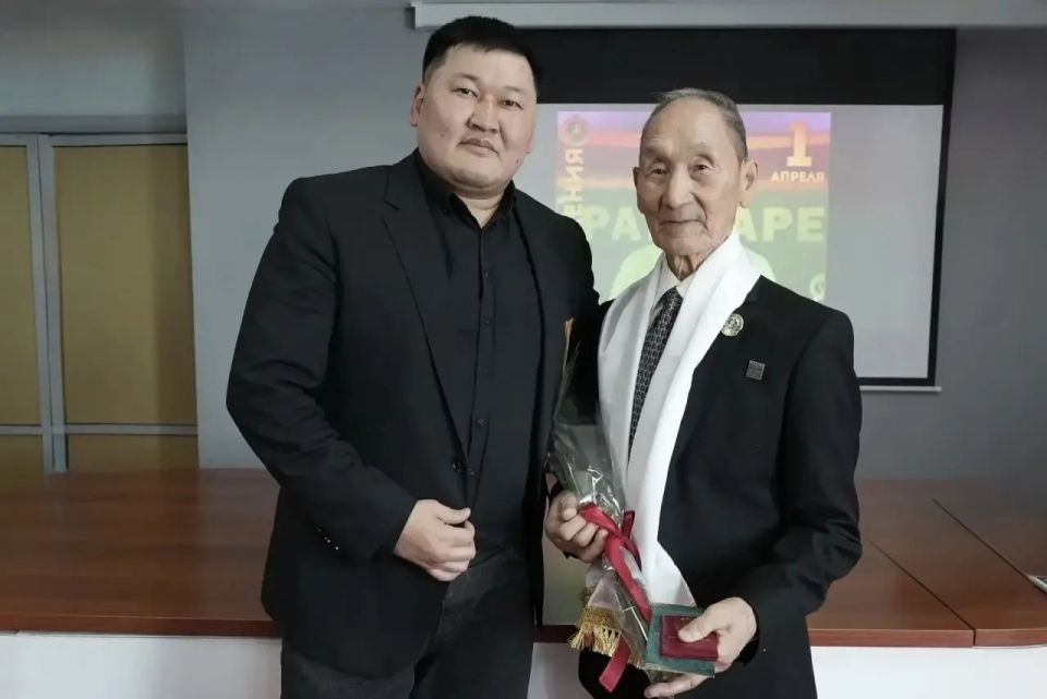 Сегодня в конференц-зале «Ойрат-Арены» состоялось торжественное чествование человека, чье имя неразрывно связано с историей физической культуры и спорта Калмыкии — Замбаева Николая Убушаевича