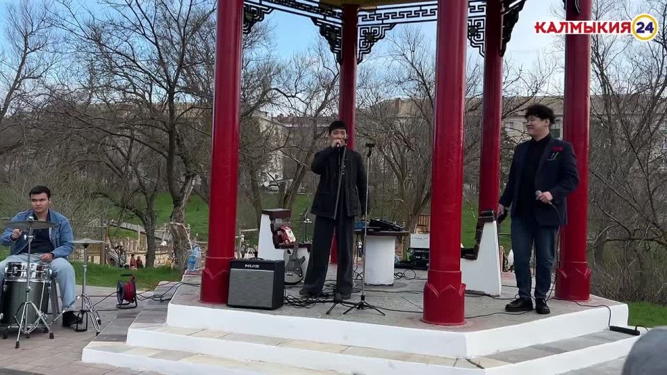 #НароднаяНовость. Какая талантливая молодежь у нас в Калмыкии!!! Очень понравился концерт у памятника Виктора Цоя! Столько песен хороших исполнили, аж сердце радуется #Калмыкия24