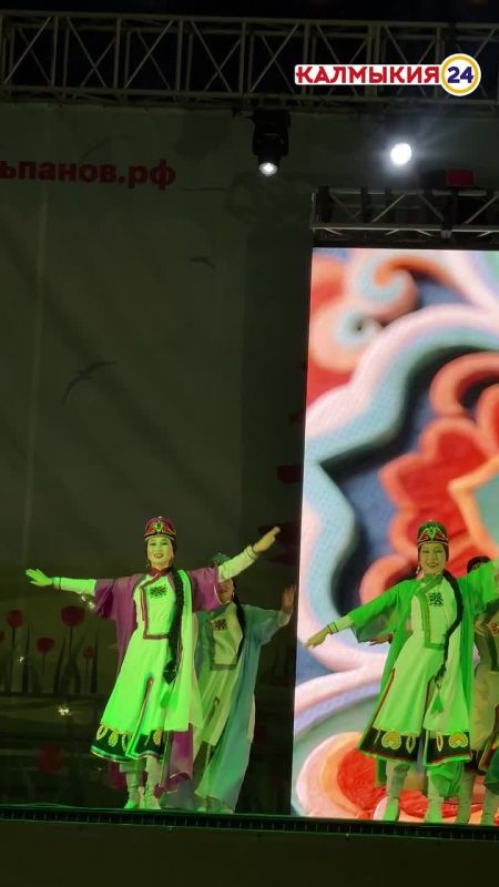 Открывает концертную программу одноименный с фестивалем ансамбль «Тюльпан» - гордость калмыцкого народа