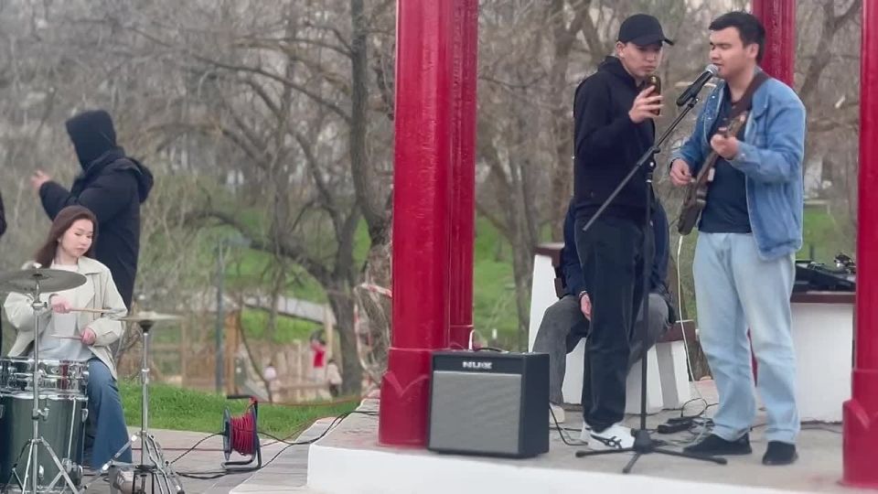 А пока на Аллее Героев продолжается открытый микрофон