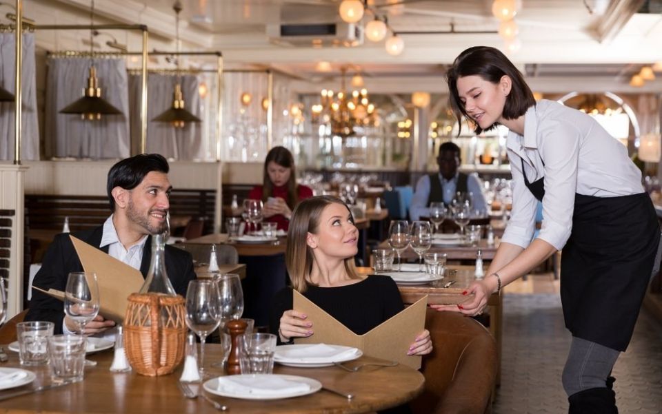 Минфин уточнил правила расчета средней зарплаты для ресторанов с иностранными работниками