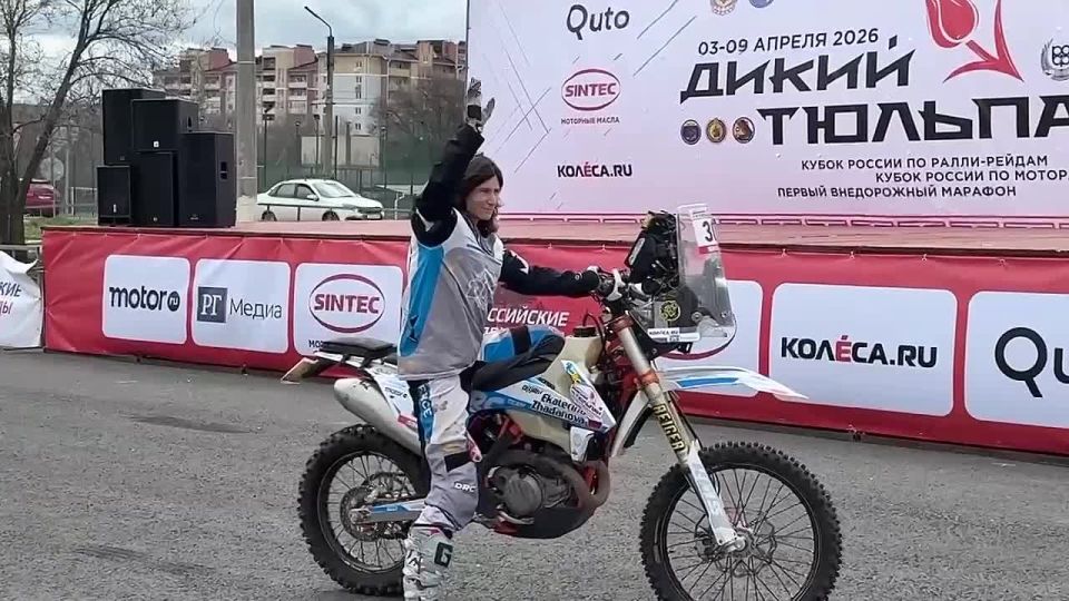 Участвуют женщины! И не просто участвуют — на равных с мужчинами проходят те же пески, балки и перепады высот