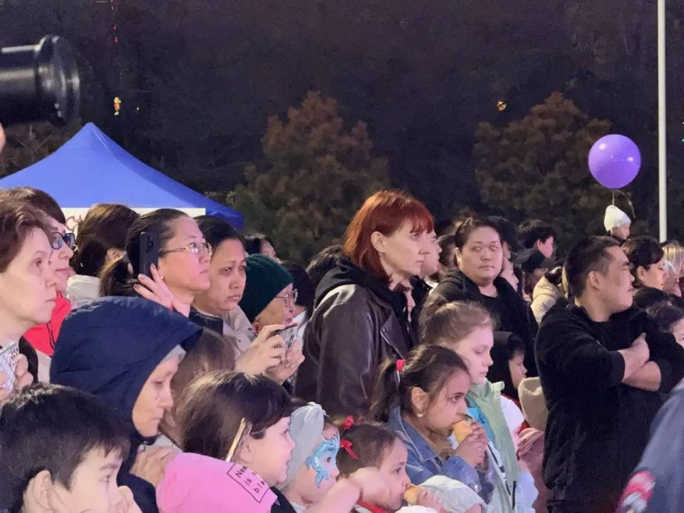 На Площади Победы особенно многолюдно: здесь с минуты на минуту официально откроется Фестиваль тюльпанов — 2026