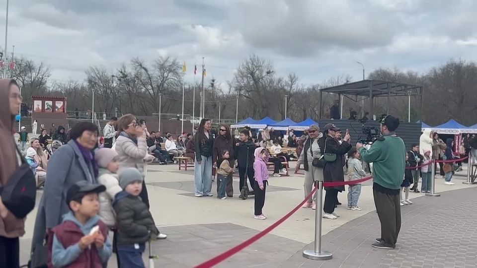 Прямо сейчас на Площади Победы идет репетиция Торжественного открытия «Фестиваля Тюльпанов-2026», которое начнется здесь в 18:00