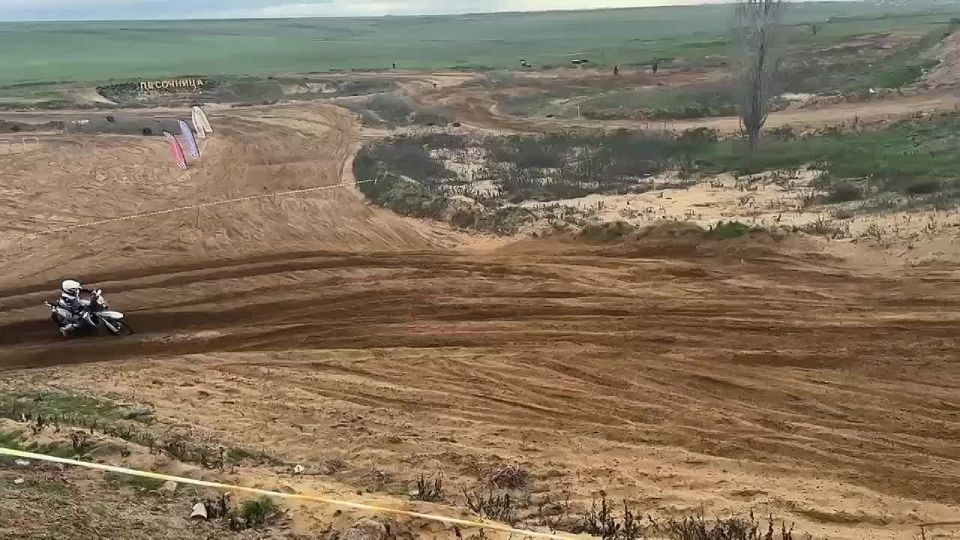 Мотоциклы один за другим выходят на дистанцию