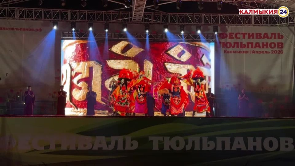 На сцене - новые красочные номера и яркие костюмы