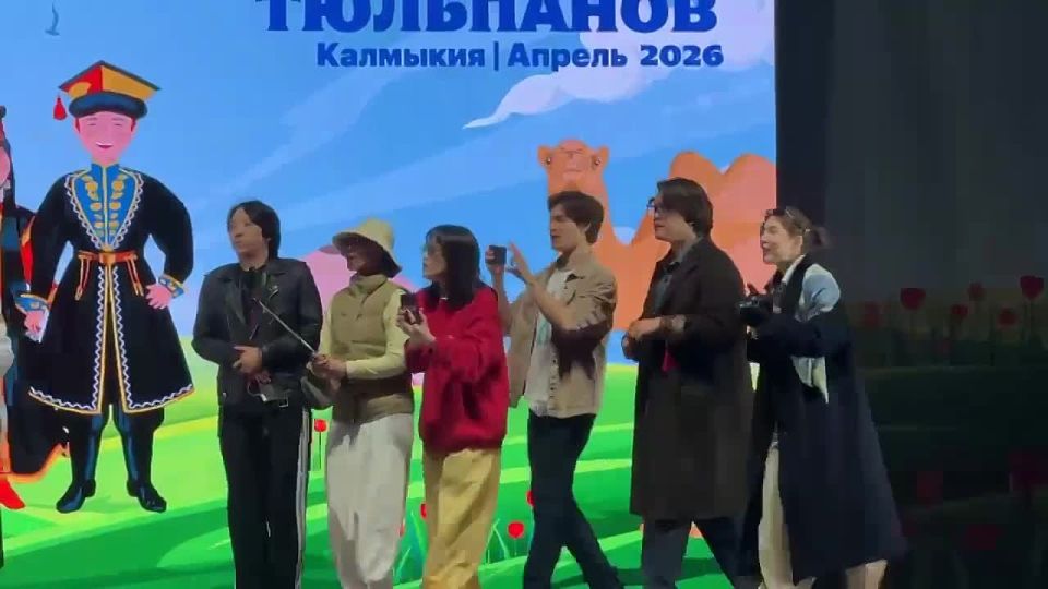 На пути к Черному тюльпану Намсыр встречает девушку по имени Заяна — она работает экскурсоводом