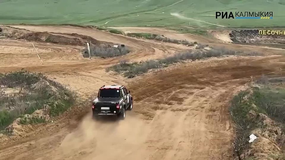 Мы в степи!. Только что своими глазами видели, как Давид Бараев / Мингиян Будыев пересекли стартовую «арку» Дикого Тюльпана Два месяца подготовки позади — теперь только газ, песок и ветер в лицо