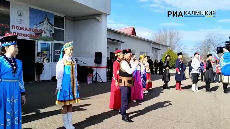 Министр культуры и туризма Калмыкии Евгений Бембеев поприветствовал гостей туристского поезда «Цветущая степь»