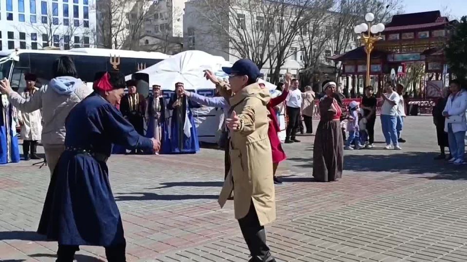 Яркое представление «Ишкя Гер» можно увидеть на Пагоде Семи дней — артисты радуют жителей Элисты и приезжих уникальной программой