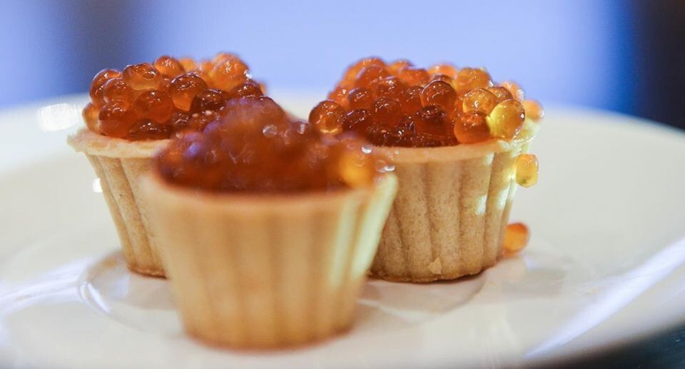 Красная икра: как не ошибиться в выборе к новогоднему столу