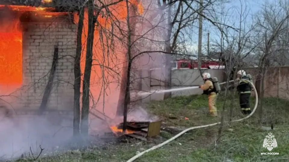 В Сарпинском районе потушили пожар в заброшенном здании