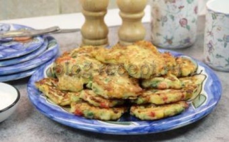 Яркие кабачковые оладьи с творогом, кукурузой и перцем