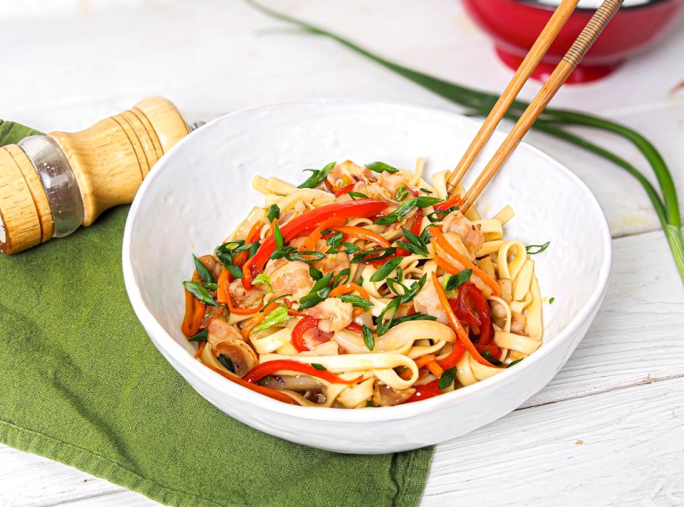 Ло мейн с беконом и овощами: искушение для гурманов