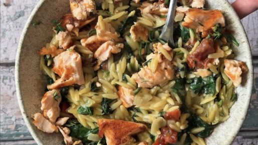 Сливочный орзо с лососем, шпинатом и вялеными томатами