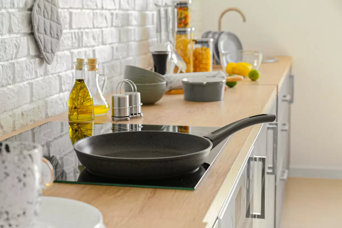 Как быстро вернуть сковороде блеск за две минуты без химии