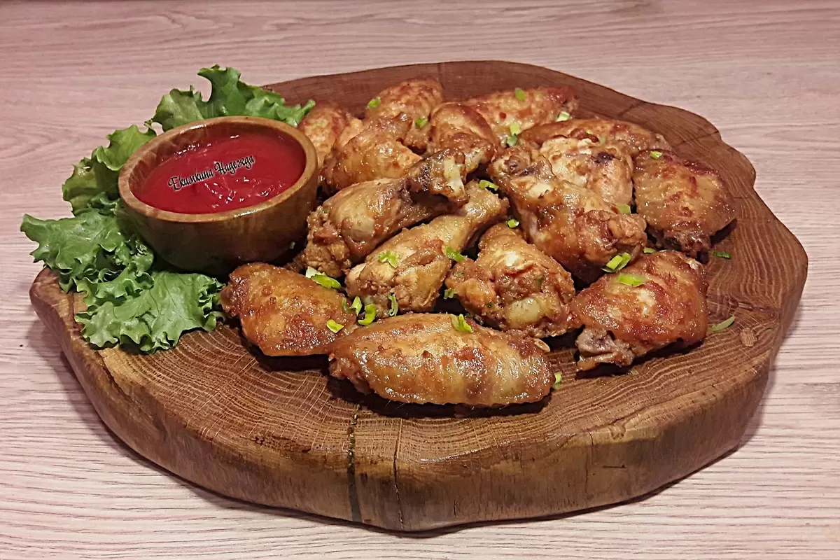 Невозможно устоять: острые хрустящие куриные крылышки в пикантном соусе