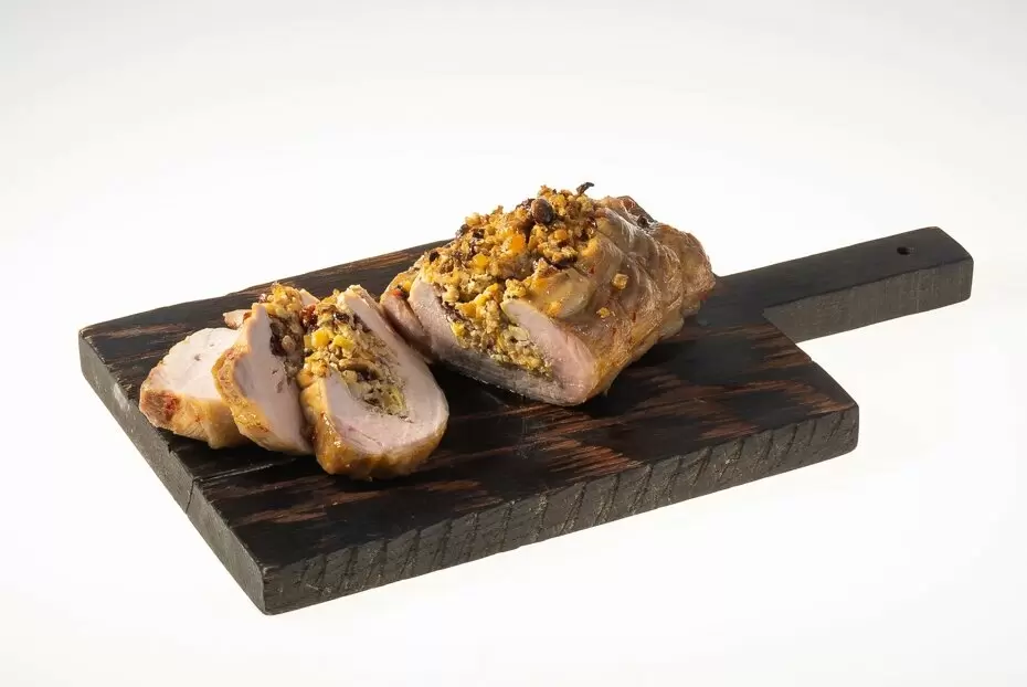 Запеченная буженина с яблоком и сухофруктами: гастрономический шедевр для любителей изысканной кухни