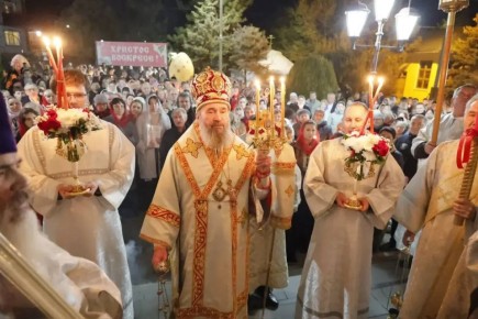 В ночь с субботы на воскресенье в Казанском кафедральном соборе Элисты прошли праздничные богослужения