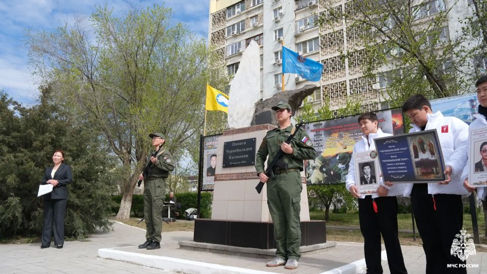 Сотрудники МЧС Калмыкии почтили память ликвидаторов аварии на Чернобыльской АЭС