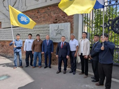Бату Хасиков: Подвиг нашего земляка, снайпера Гари Бадмаевича Хохолова, увековечен на волгоградской земле – имя 25-го защитника появилось на мемориальной доске барельефа Дома Павлова