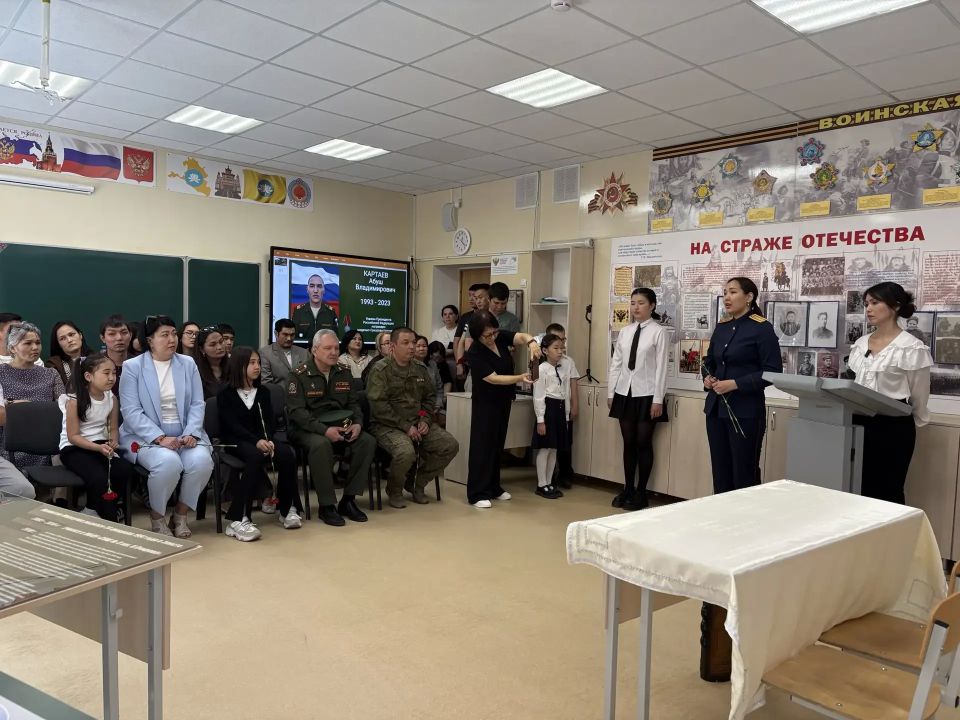 Сотрудник следственного управления принял участие в торжественном открытии «Парты Героя», посвященной погибшему участнику специальной военной операции Абушу Картаеву Сотрудник следственного управления принял участие в торжественном открытии «Парты Героя», посвященной погибшему участнику специальной военной операции Абушу Картаеву