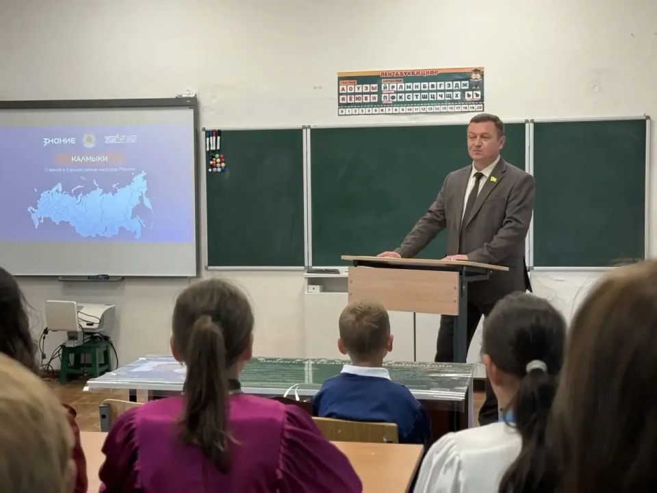 Лекции проекта «День Республики Калмыкия со «Знанием» проходят не только в столице региона, но и в районных школах республики