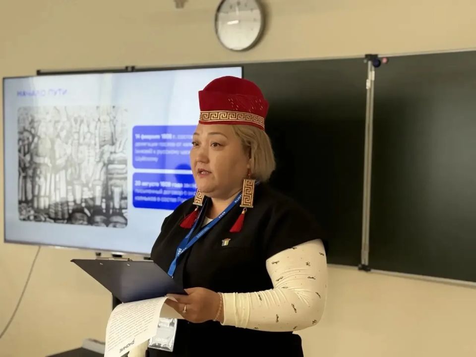 В Средней общеобразовательной школе №20 также проходит лекция проекта «День Республики Калмыкия со «Знанием»