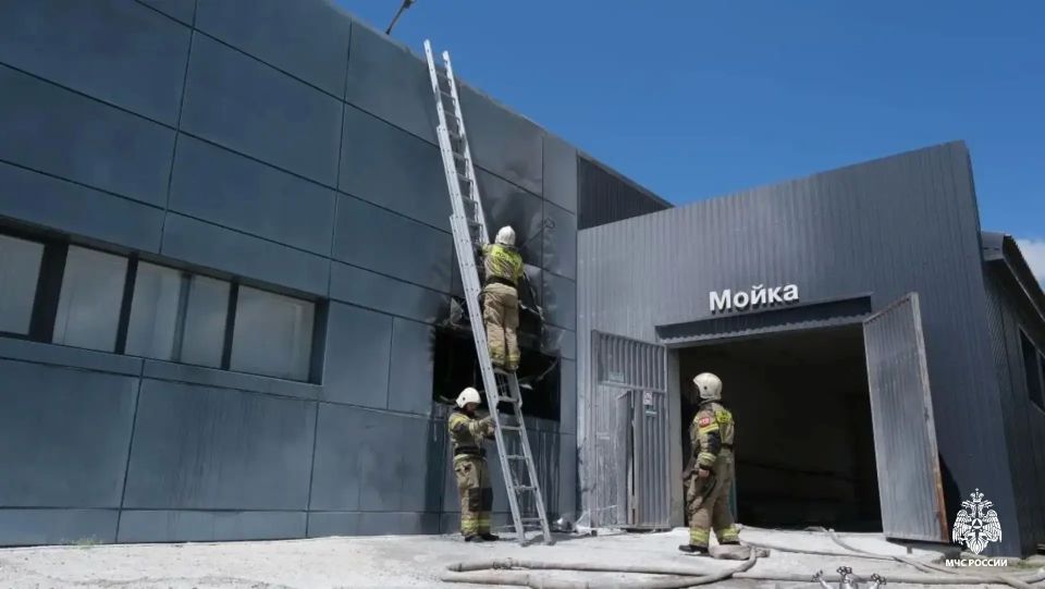 В Элисте сотрудники МЧС Калмыкии ликвидировали пожар в автосалоне В Элисте сотрудники МЧС Калмыкии ликвидировали пожар в автосалоне