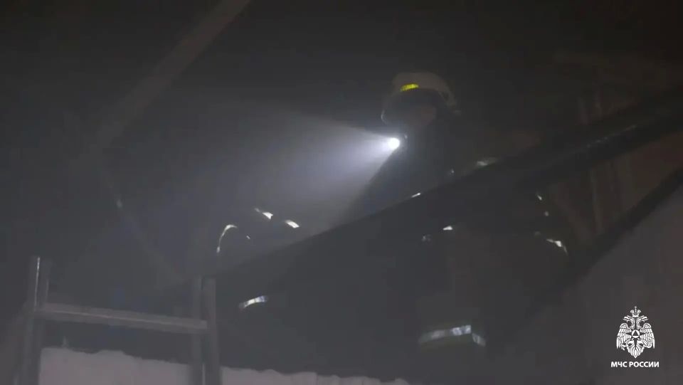 В Элисте сотрудники МЧС Калмыкии ликвидировали пожар в автосалоне В Элисте сотрудники МЧС Калмыкии ликвидировали пожар в автосалоне