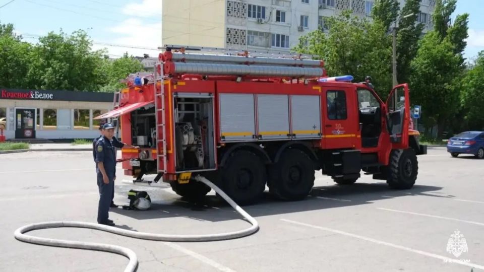 В Элисте загорелся автосалон на улице Пюрбеева В Элисте загорелся автосалон на улице Пюрбеева