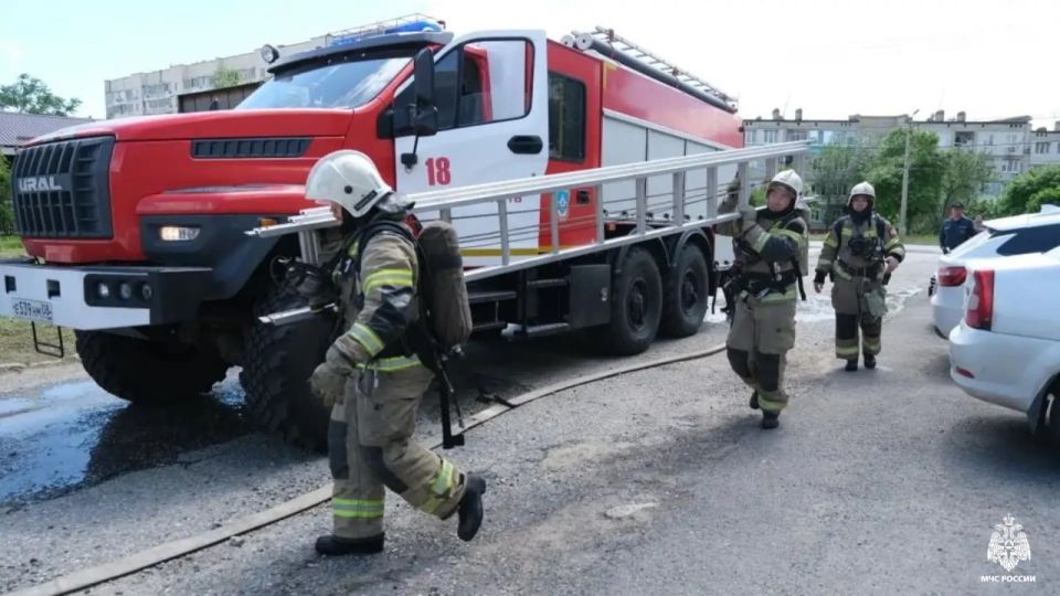 В Элисте загорелся автосалон на улице Пюрбеева В Элисте загорелся автосалон на улице Пюрбеева