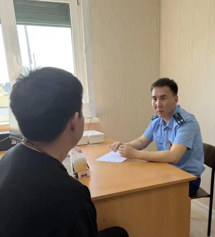 Прокурор Малодербетовского района провел выездной прием граждан в п. Ики-Бухус Прокурор Малодербетовского района провел выездной прием граждан в п. Ики-Бухус