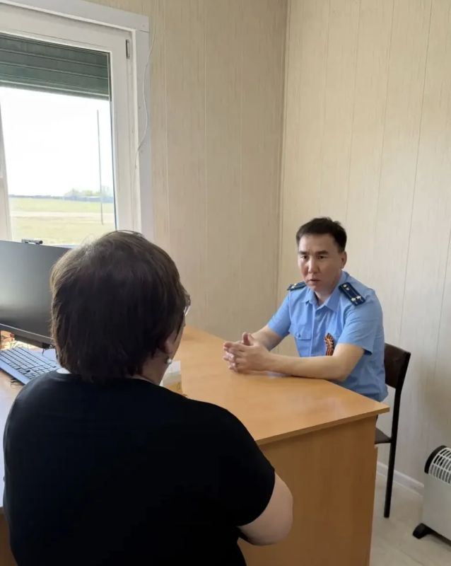 Прокурор Малодербетовского района провел выездной прием граждан в п. Ики-Бухус