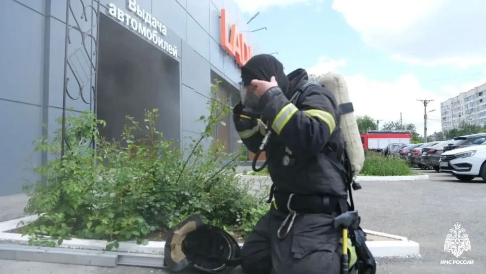 В Элисте сотрудники МЧС Калмыкии ликвидировали пожар в автосалоне В Элисте сотрудники МЧС Калмыкии ликвидировали пожар в автосалоне
