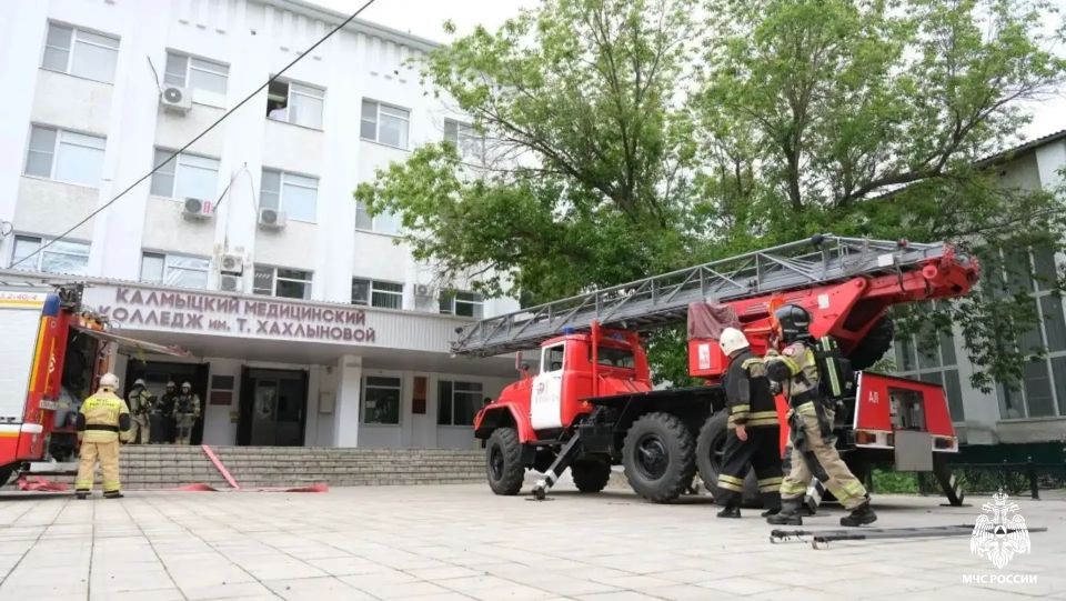 Элистинские огнеборцы провели пожарно-тактические занятия на территории Калмыцкого медицинского колледжа имени Тамары Хахлыновой Элистинские огнеборцы провели пожарно-тактические занятия на территории Калмыцкого медицинского колледжа имени Тамары Хахлыновой