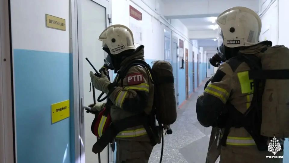 Элистинские огнеборцы провели пожарно-тактические занятия на территории Калмыцкого медицинского колледжа имени Тамары Хахлыновой Элистинские огнеборцы провели пожарно-тактические занятия на территории Калмыцкого медицинского колледжа имени Тамары Хахлыновой