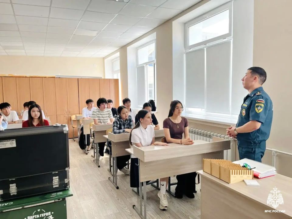 Сотрудники МЧС Калмыкии провели урок безопасности