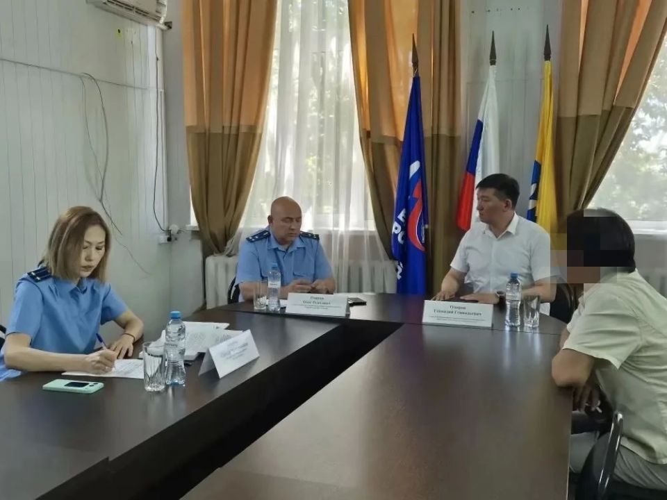 В Юстинском районе проведен совместный прием граждан по вопросам соблюдения природоохранного законодательства