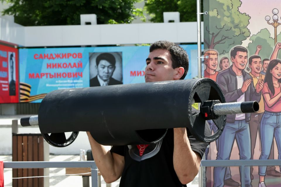 В Элисте на культурном комплексе «Пагода Семи дней» состоялись первые официальные Чемпионат и Первенство Республики Калмыкия по силовому экстриму В Элисте на культурном комплексе «Пагода Семи дней» состоялись первые официальные Чемпионат и Первенство Республики Калмыкия по силовому экстриму